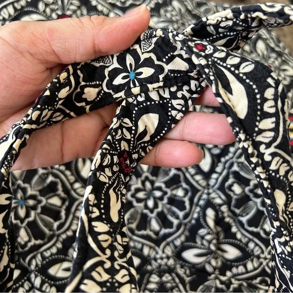 Vera Bradley Barcelona Black and white floral tote bag with pockets. - Picture 14 of 16